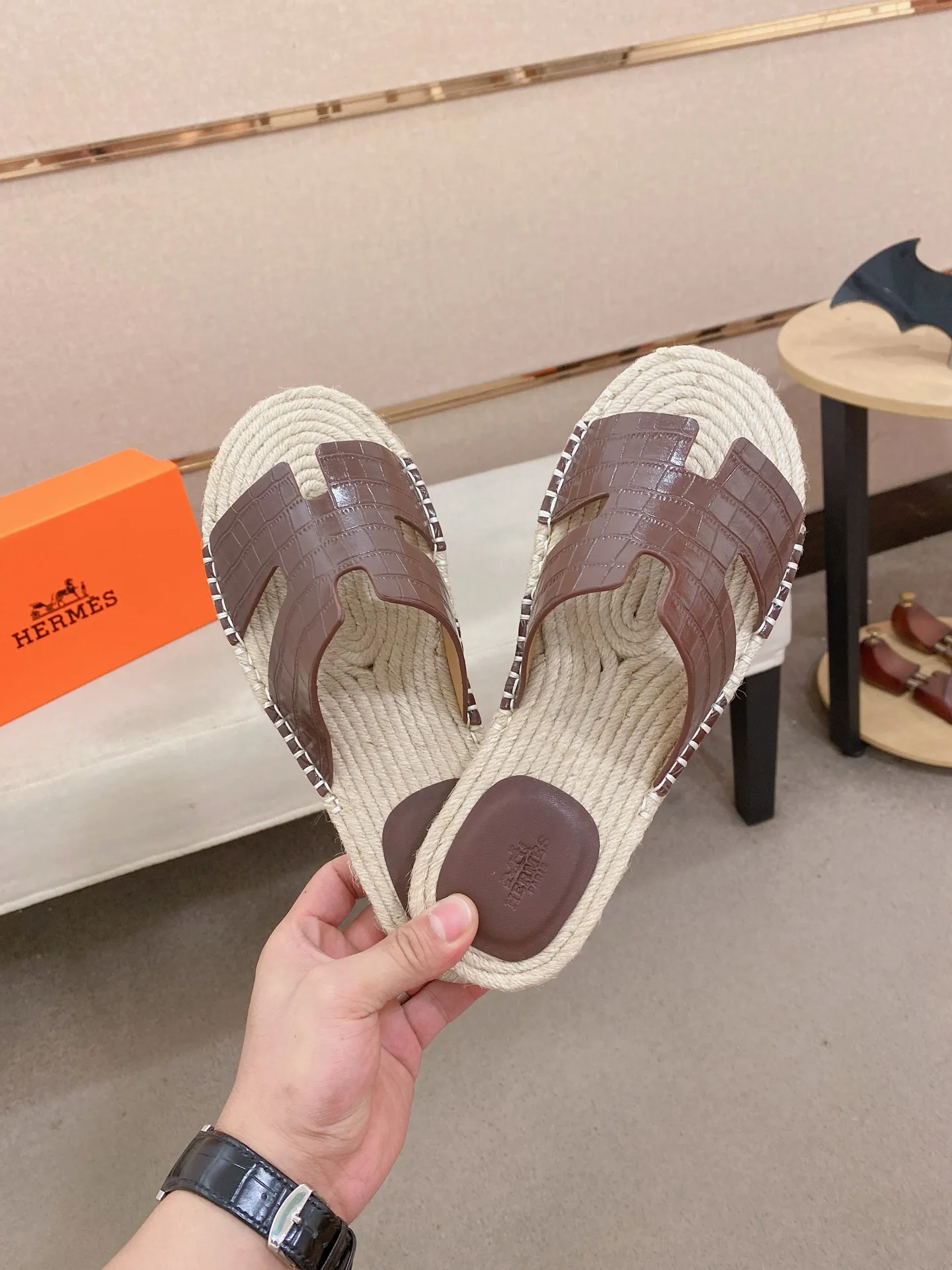 Factory price: 340💰high-end version. "HERMES" Hermès 💁♂️Men's casual slippers, compare the quality at the counter🧚🏿♂️ The upper is made of cowhide leather 🐊crocodile pattern workmanship, purely hand-drawn, raw rubber breathable and non-slip outsole, the inner is breathable and comfortable lambskin, the density is 100% comfortable, the original rubber outsole is wear-resistant and has a code number of 38-44. Can be customized 45-46-47💥🏆